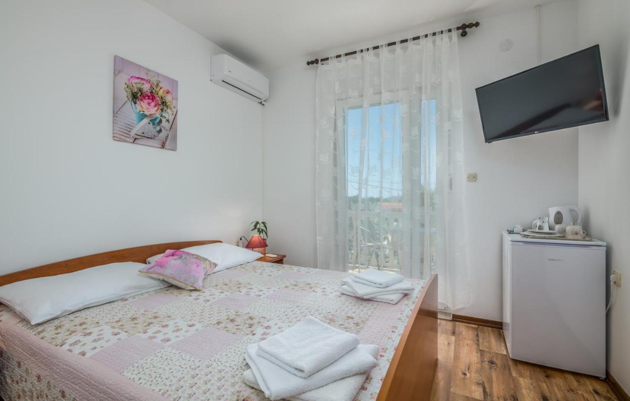 Rooms Valentino Vrh  Exterior photo